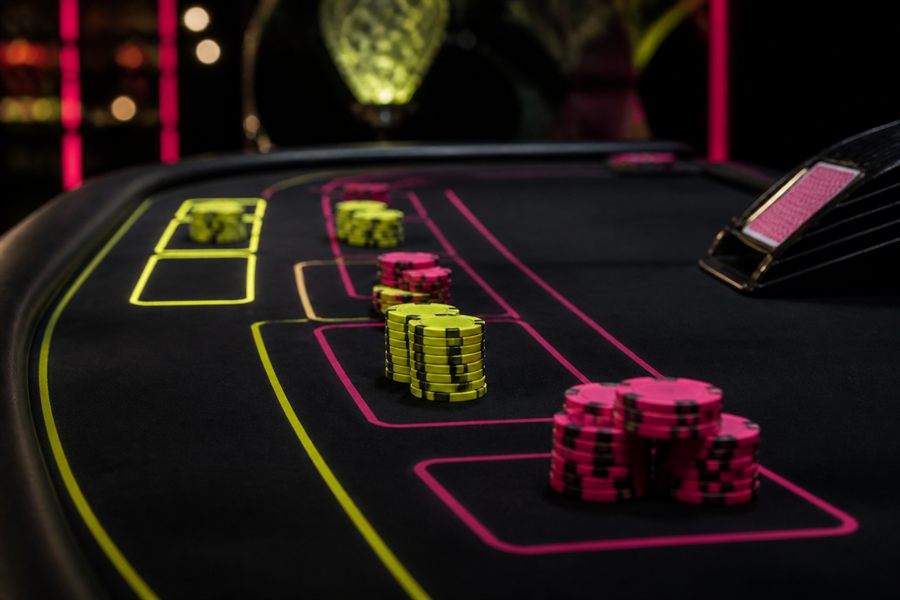 Krupiérka s kartami - baccarat live